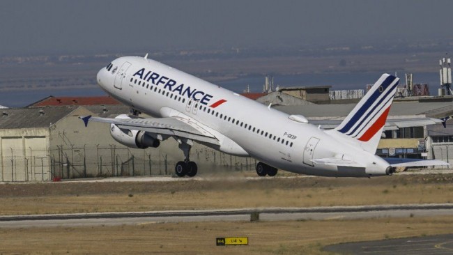 2 Air France pilots suspended after cockpit fistfight