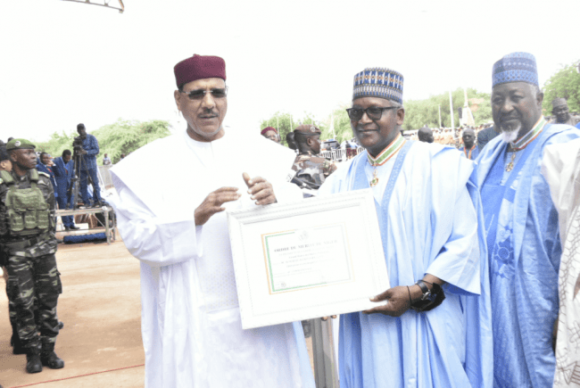 Niger president honours 6 Nigerians as country marks 62 independence anniversary