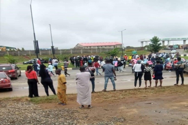 VIDEO: Gridlock as NANS blocks Lagos Airport over ASUU strike
