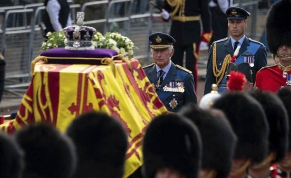 Man arrested after approaching Queen's coffin